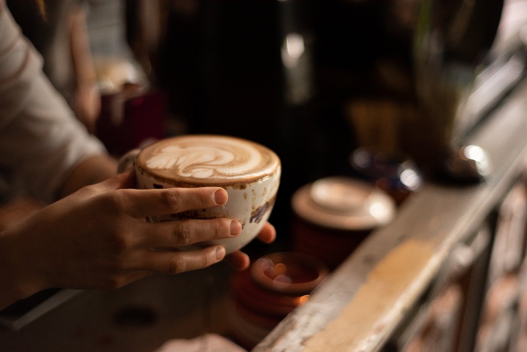 Una taza de café Legacy recién preparada en la barra